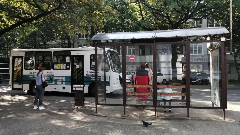 Вандал, разгромивший остановочный павильон в Невинномысске, пошел под суд