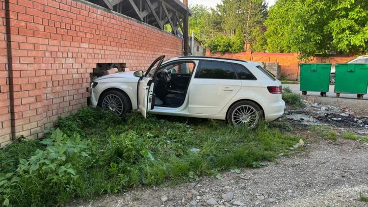 Водитель легковушки врезался в кирпичный забор в Кисловодске