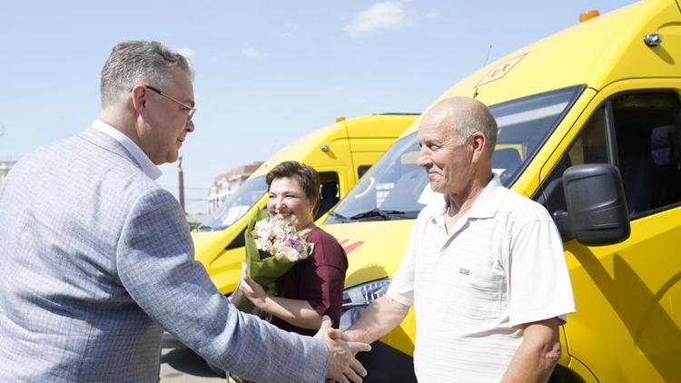 Губернатор Владимиров принял участие в передаче новой техники для школ и больниц