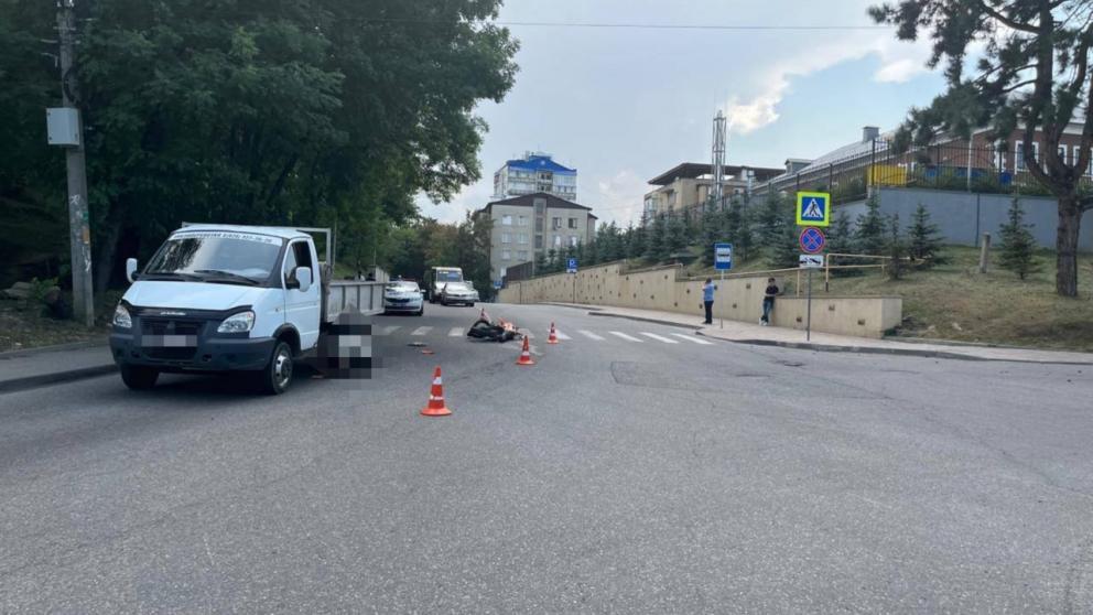 Мотоциклист-бесправник столкнулся с грузовиком в Кисловодске