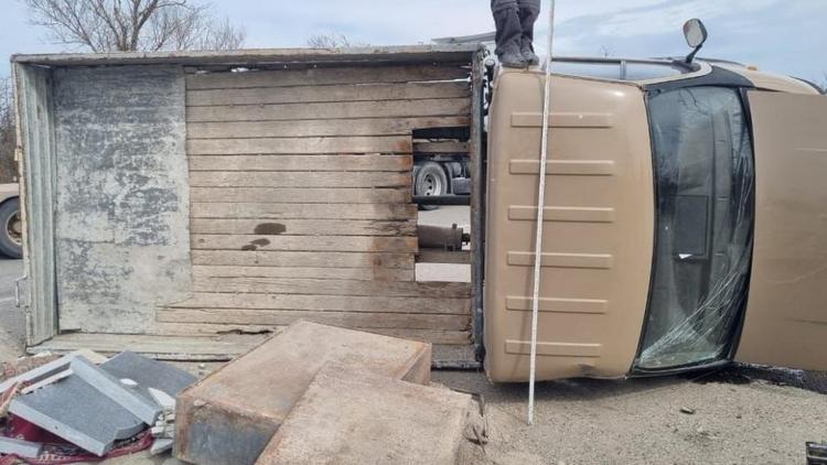 Водитель легкового автомобиля пострадал в ДТП с грузовиком в Будённовске