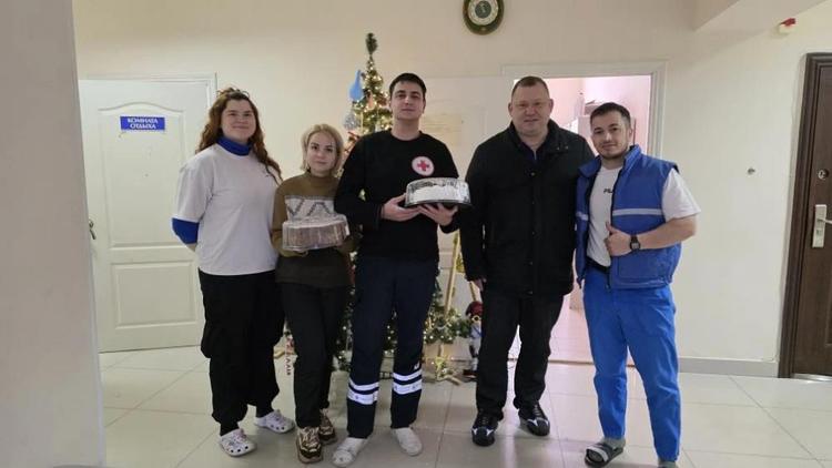 В Предгорном округе Ставрополья «Единая Россия» поздравила сотрудников экстренных служб