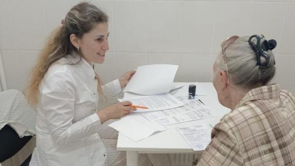 Мобильная медбригада приняла пациентов в селе Сенгилеевском