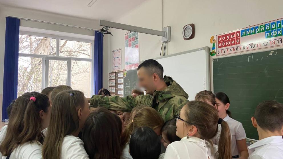 В Ессентуках школьники встретились со своим учителем, бойцом СВО