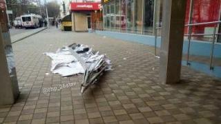Сильный ветер сорвал рекламный баннер в центре Ставрополя