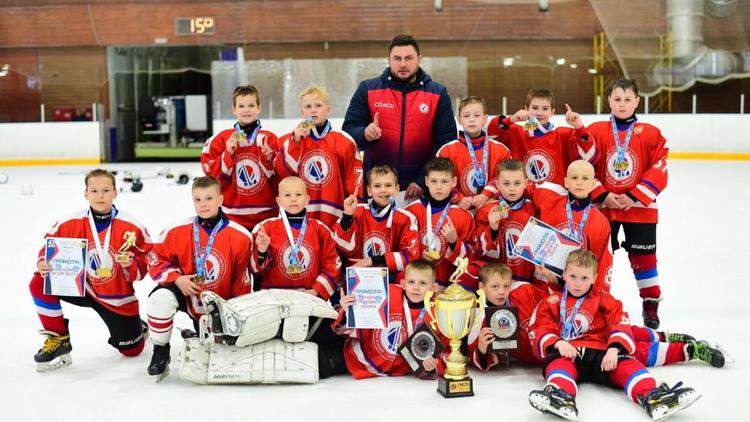 Юные хоккеисты ставропольского «Наследия» отпраздновали успех в Алексине