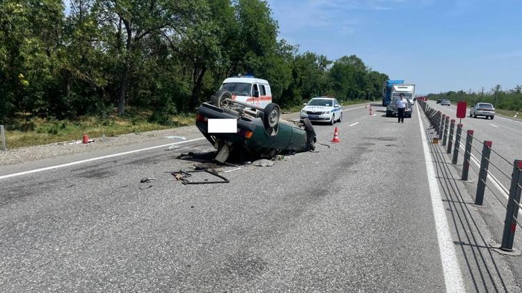 Автомобиль опрокинулся на трассе в Минераловодском округе