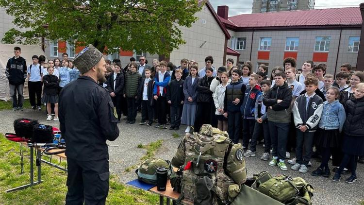Мобильный казачий центр стал гостем ставропольской гимназии 
