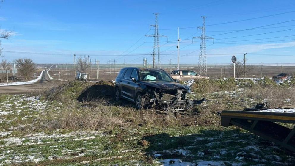 В Будённовском округе 67‑летний водитель попал в больницу после съезда с дороги