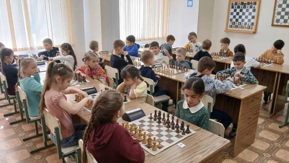 В Ессентуках на краевом турнире соревнуются 196 шахматистов