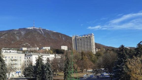 В Пятигорске устанавливают новогоднюю ёлку