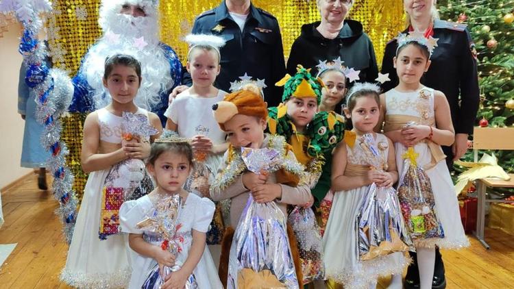 Полицейский Дед Мороз подарил праздник воспитанникам реабилитационного центра в Новопавловске