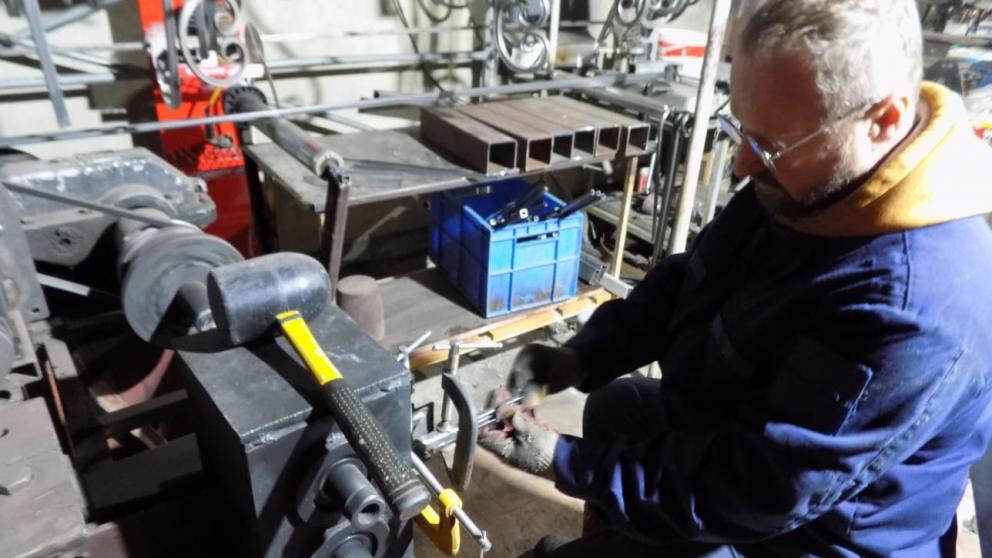 Ставропольский кузнец занялся любимым делом благодаря соцконтракту