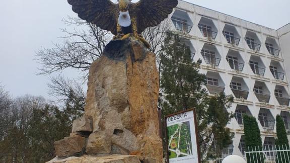 В Железноводске скульптуру орла одели в костюм Деда Мороза