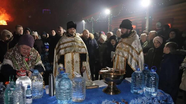 Пятигорчане собрались у Горячеводской купели в Крещенскую ночь