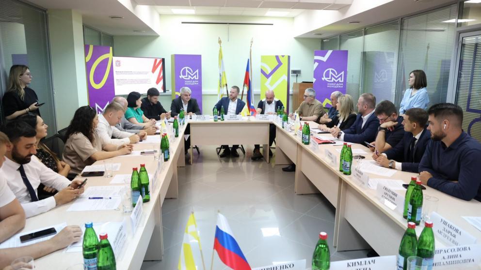 Депутаты настаивают на усилении работы с молодежью в муниципалитетах Ставрополья