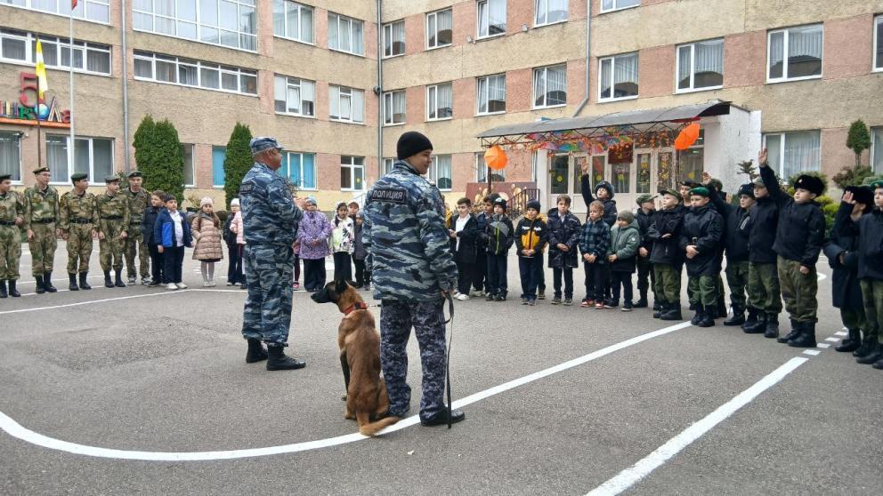 Полицейские-кинологи Пятигорска провели занятие для школьников