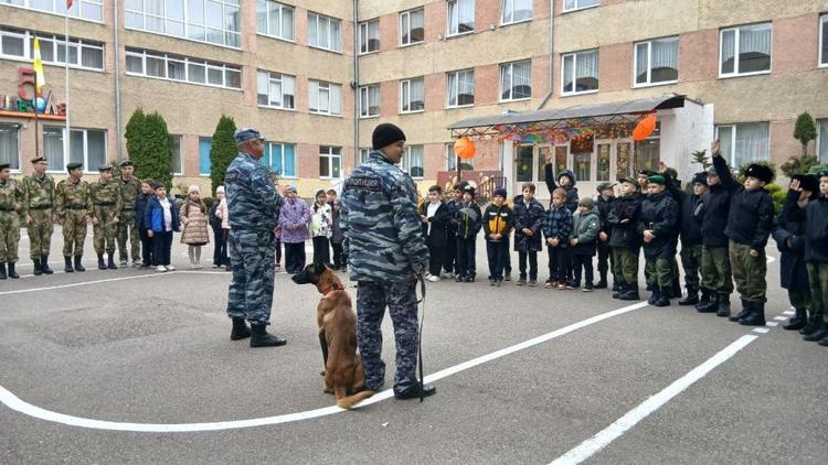 Полицейские-кинологи Пятигорска провели занятие для школьников