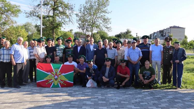 В Зеленокумске установили памятник пограничникам