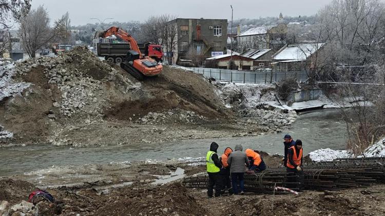 «Единая Россия» осмотрела ход работ на мосту в Пятигорске и в школе села Новоселицкого