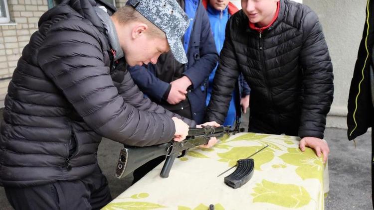 В Кочубеевском округе Ставрополья соревновались 11 команд призывников