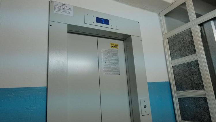 В двух многоэтажках Ставрополя по поручению губернатора переоборудовали лифты