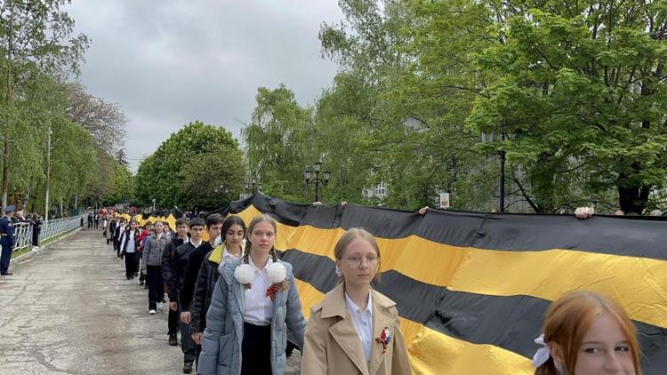 78-метровую Георгиевскую ленту сшили школьники Предгорного округа