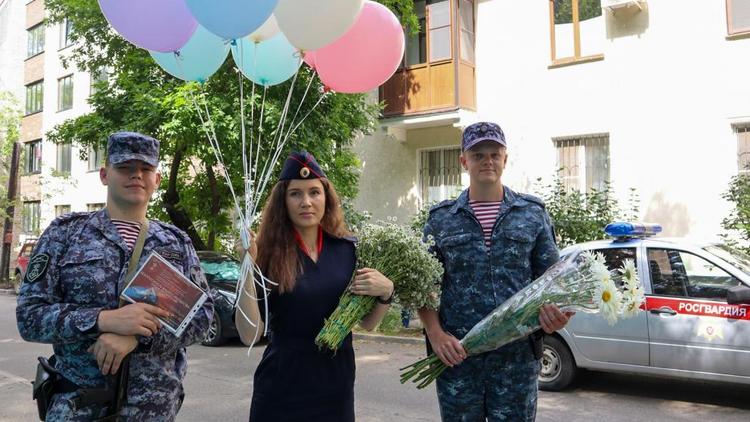 В Ставрополе росгвардейцы провели акцию «Ромашки на счастье»