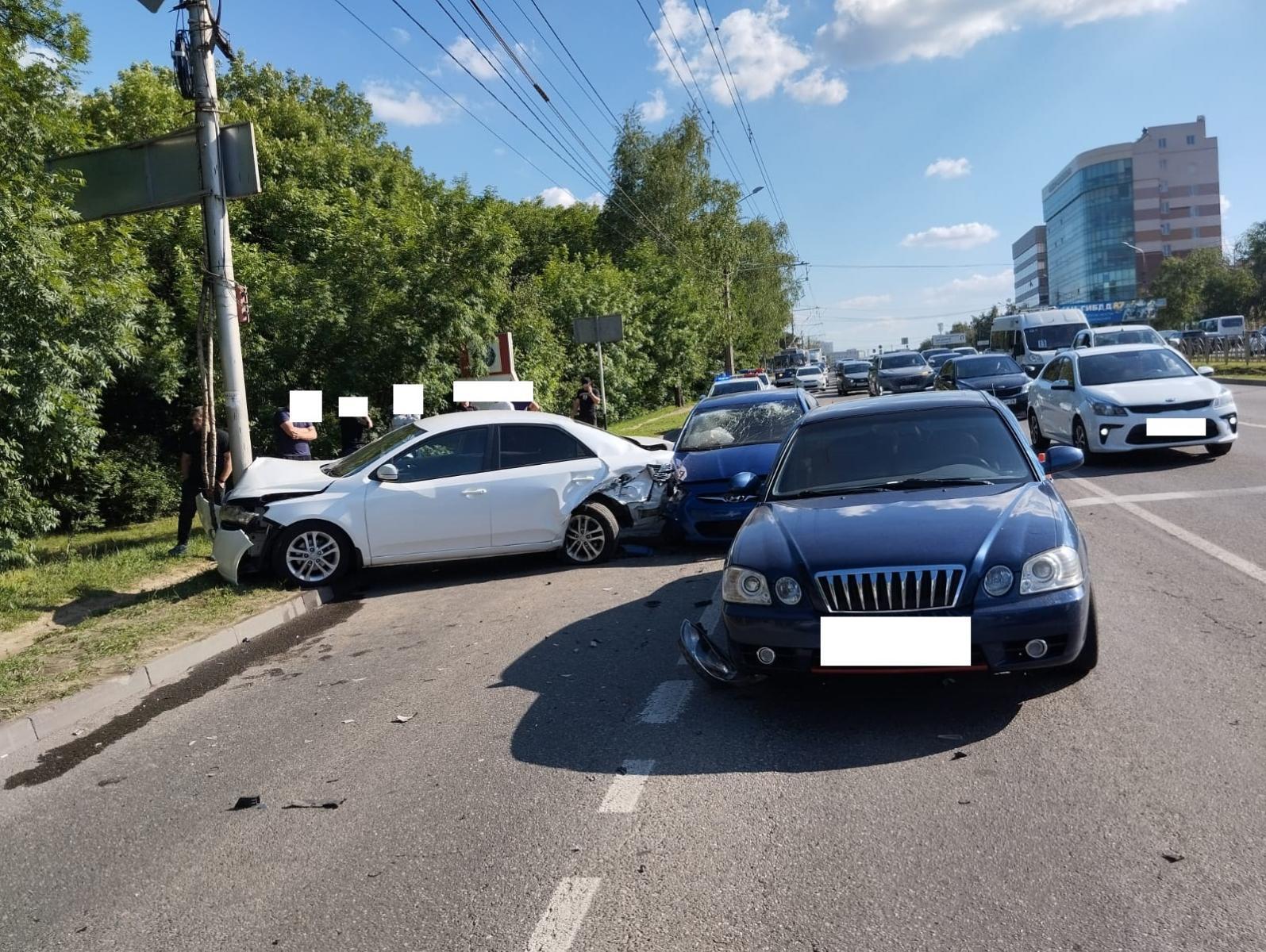 Начинающий водитель устроил тройное ДТП в Ставрополе | Ставропольская правда