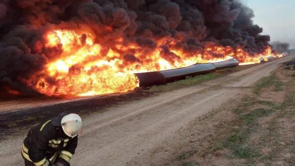 Загоревшиеся полипропиленовые трубы и камыш потушили в Ипатовском округе Ставрополья