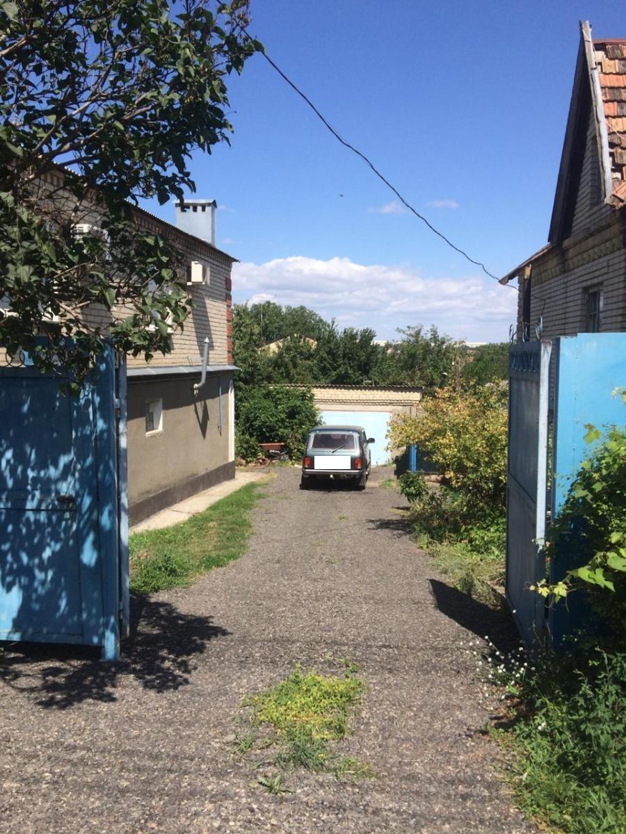 В Михайловске водитель не поставил машину на «ручник», и она наехала на  него | Ставропольская правда