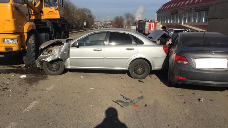 В Будённовске два человека попали в больницу после тройной аварии