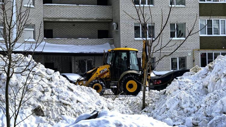 В Ставрополе около 350 большегрузов вывозят снег на полигон