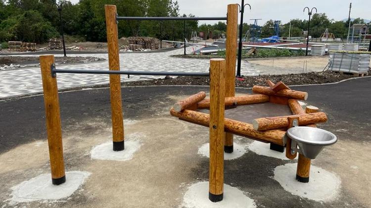 Упавшие из-за непогоды деревья в Железноводске стали материалом для детских площадок