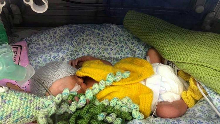 Вяжут одежду для самых маленьких новорожденных участницы клуба «28 петель»
