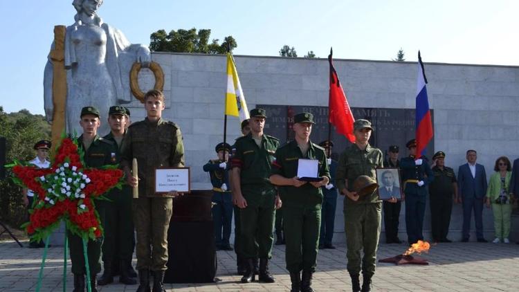 В Георгиевском округе торжественно перезахоронили останки воина-земляка