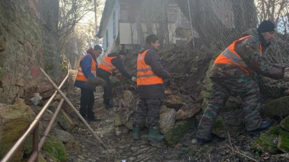 В Ставрополе на переулке Интернациональном убрали обрушения старой кладки на пешеходной дорожке