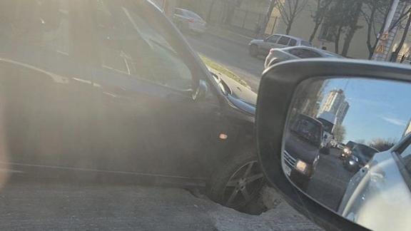 Автомобиль провалился в яму в Ставрополе