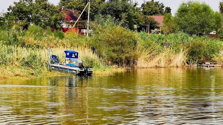 Береговую линию Курского водохранилища на Ставрополье очищает машина-амфибия