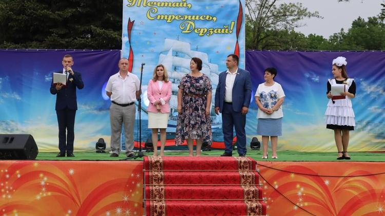В Зеленокумске на Ставрополье прошёл парад выпускников