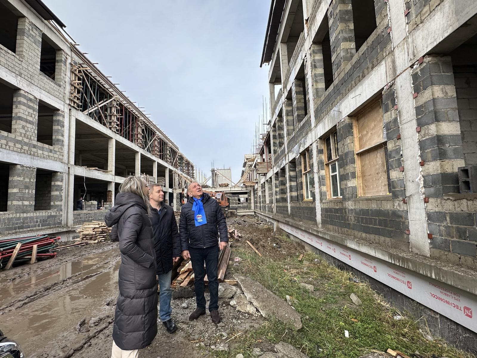 Ставропольский партдесант проверил строительство школы в Михайловске |  Ставропольская правда