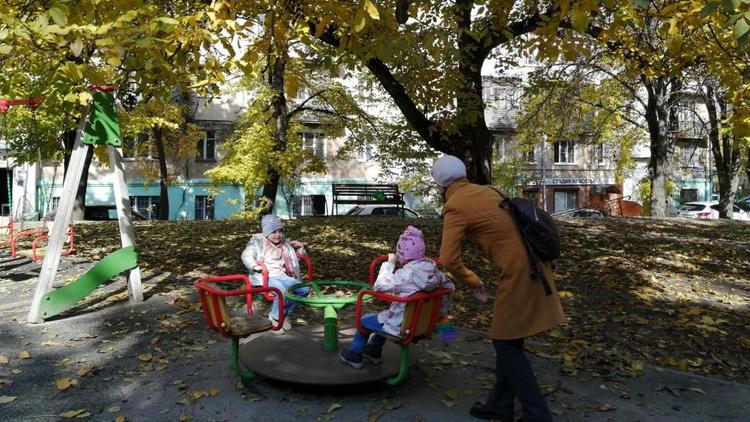 На Ставрополье родители получают пособие по уходу за ребенком до полутора лет