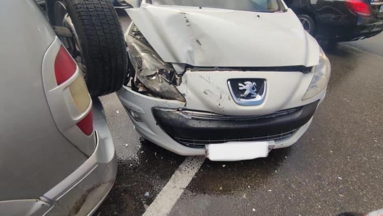 Автоледи в Ставрополе врезалась в припаркованный автомобиль