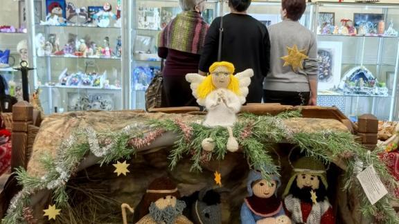 Удивительными работами ставропольских мастеров радует выставка «Ёлка в народном стиле»