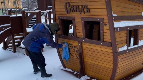 Вандалы в Ессентуках испортили надписями корабль в сквере «Приозёрном»