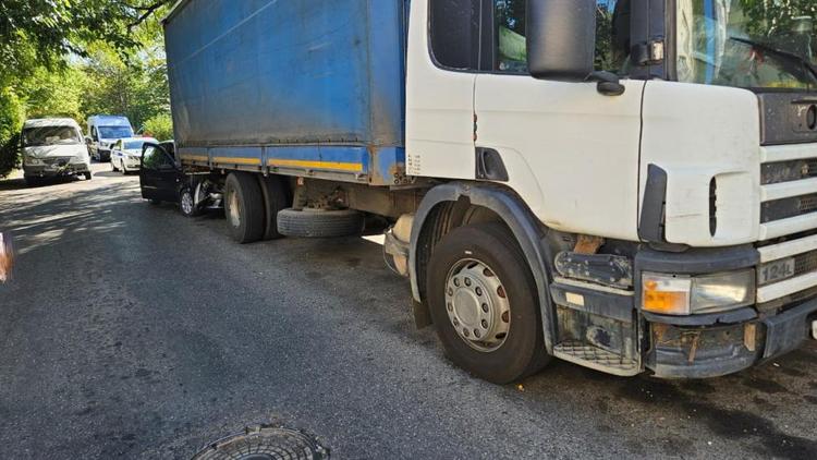 В Ставрополе водитель въехал в припаркованную фуру: 2 человека пострадали
