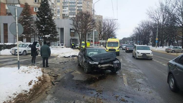 Три человека пострадали в столкновении двух автомобилей в Ставрополе