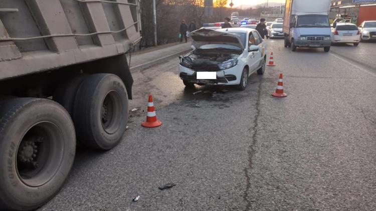 Таксист врезался в грузовик и получил серьёзные травмы в Кисловодске