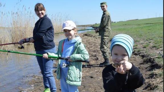 Айда с мамой на рыбалку: Жительница Ставрополья разделила свое увлечение с детьми