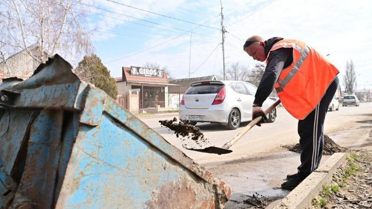 В Будённовском округе приводят в порядок улично-дорожную сеть